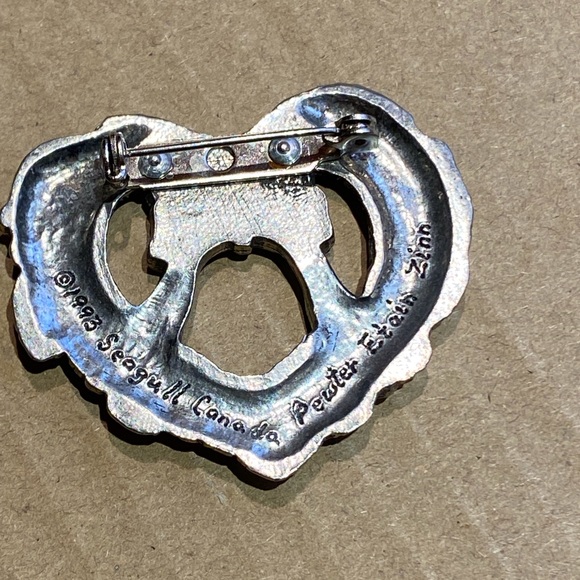 Vintage Signed 1993 Seagull Canada pewter heart wreath brooch pin. - Picture 2 of 2